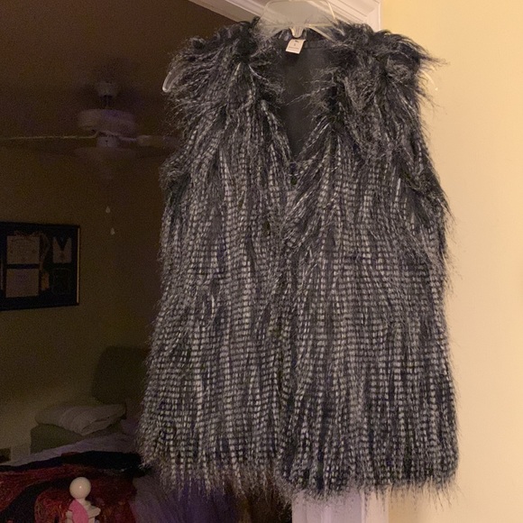 belle bird Jackets & Blazers - 👀 5/$50!! NEW CONDITION‼️ Faux Fur Vest